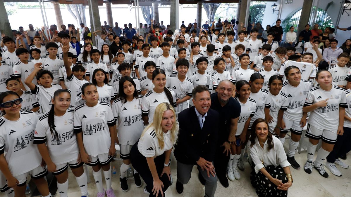 Roberto Carlos visits the Educational Football Program Jalisco, Mexico