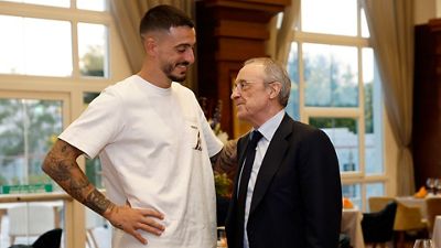 Joselu visitó al equipo en el hotel