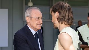 Le président salue l'effectif à la Ciudad Real Madrid