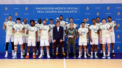 La plantilla de baloncesto recibe las tarjetas digitales de Sanitas