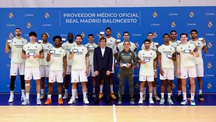 La plantilla de baloncesto recibe las tarjetas digitales de Sanitas