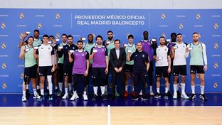The basketball squad receives their Sanitas digital cards