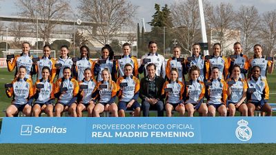 Las jugadoras del Real Madrid reciben las tarjetas digitales de Sanitas