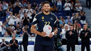 Tavares recibió el premio al mejor defensor de la Liga 2023/24