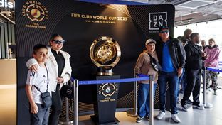 El trofeo del Mundial de Clubes, en la tienda del Santiago Bernabéu