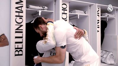 La celebración en el vestuario del triunfo en el Clásico 