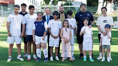 Butragueño y Corpay, en la escuela sensorial visual de la Fundación Real Madrid