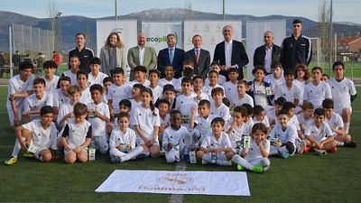 Butragueño visita la escuela de la Fundación Real Madrid y Ecopilas en Segovia 
