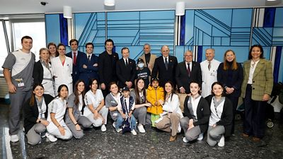 Pirri, Butragueño y Solari visitan a los niños ingresados con cáncer en la Clínica Universidad de Navarra