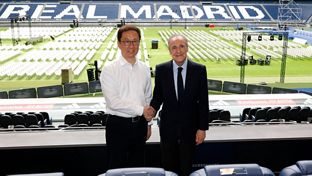 Florentino Pérez receives the vice-president of the People's Republic of China at the Santiago Bernabéu