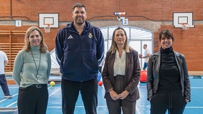 Felipe Reyes visita a los participantes del programa Emprendeporte