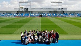 Beneficiarios de las escuelas sociodeportivas de Camboya visitan la Ciudad Real Madrid