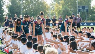 Las jugadoras del Real Madrid visitan a los participantes de los campus de la Fundación