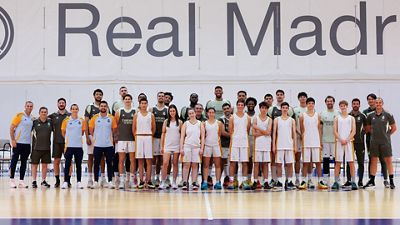 El primer equipo, con los alumnos de escuelas sociodeportivas de baloncesto de la Fundación