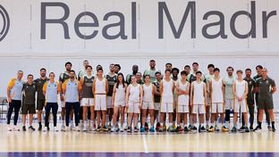 El primer equipo, con los alumnos de escuelas sociodeportivas de baloncesto de la Fundación