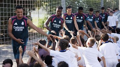 Los jugadores del Real Madrid saludaron a los participantes de los campus de la Fundación
