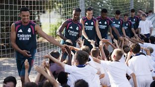Los jugadores del Real Madrid saludaron a los participantes de los campus de la Fundación
