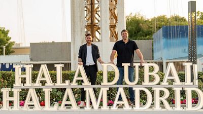 Rudy Fernández y Felipe Reyes, en el parque temático Real Madrid World en Dubái
