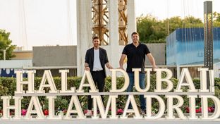 Rudy Fernández y Felipe Reyes, en el parque temático Real Madrid World en Dubái