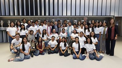 The president welcomes students from the Real Madrid Foundation schools in Cambodia at the Bernabéu