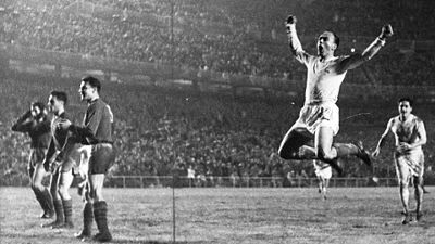 Se cumplen 67 años de la mítica foto de Di Stéfano contra el Vasas