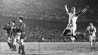 It is 67 years since the legendary photo of Di Stéfano against Vasas
