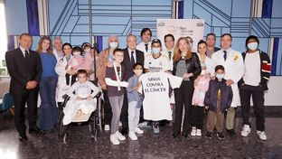 الرئيس يزور الأطفال المصابين بالسرطان في مستشفى جامعة نافارا