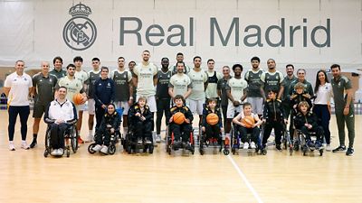 El primer equipo, con los alumnos de escuelas de baloncesto en silla de ruedas de la Fundación
