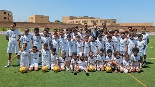 Butragueño visita el primer clínic de la Fundación Real Madrid en Argelia