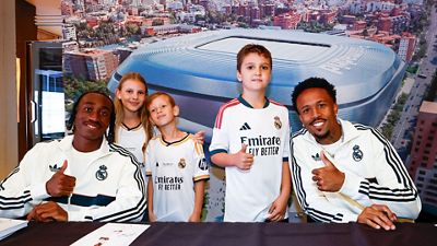 Militão y Yan Diomande, protagonistas en la sesión de firmas en Barcelona