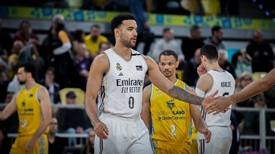 Laços pretos em memória de Vicente Paniagua