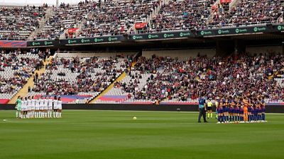 Minuto de silencio en el Clásico por Xabier Azkargorta