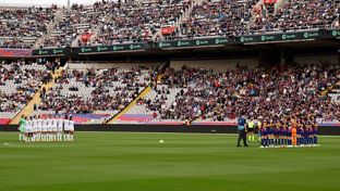 Minuto de silencio en el Clásico por Xabier Azkargorta