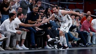 El triplazo de Llull con celebración con Doncic incluida para cerrar el tercer cuarto