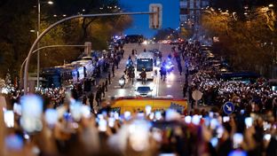 Gran recibimiento al Real Madrid en su llegada al Santiago Bernabéu