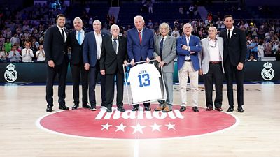 Clyfford Luyk recibe un emotivo homenaje en el Movistar Arena