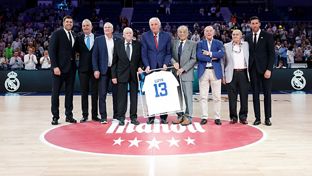 Clyfford Luyk recibe un emotivo homenaje en el Movistar Arena