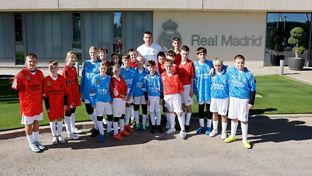 Emotivo encuentro de Lunin con los beneficiarios de las escuelas de la Fundación Real Madrid en Ucrania