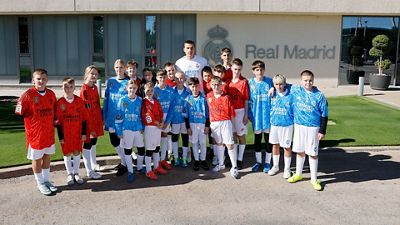 Emotivo encuentro de Lunin con los beneficiarios de las escuelas de la Fundación Real Madrid en Ucrania