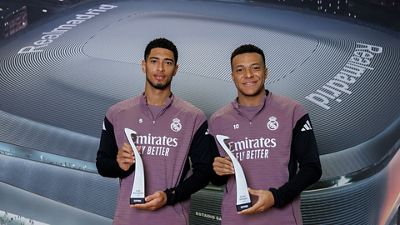 Mbappé y Bellingham posan con sus trofeos del FIFPRO World 11 Masculino