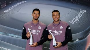 Mbappé y Bellingham posan con sus trofeos del FIFPRO World 11 Masculino