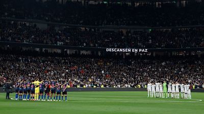 Minuto de silencio en el Santiago Bernabéu