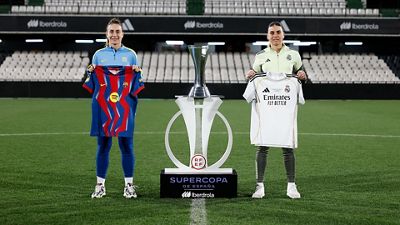 Misa Rodríguez y Alexia Putellas posan con la Supercopa de España