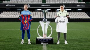 Misa Rodríguez y Alexia Putellas posan con la Supercopa de España