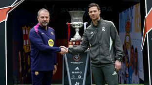 Xabi Alonso y Flick posan juntos con la Supercopa de España