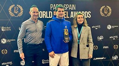 Casillas recoge el premio concedido a la Fundación Real Madrid por organizar el mejor circuito de pádel solidario