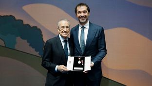 Sergio Llull recibe la Medalla de Madrid del Ayuntamiento de Madrid