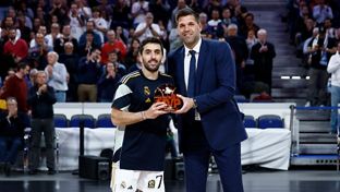 كامبازو يستلم جائزة أفضل لاعب في اليوروليغ في نوفمبر