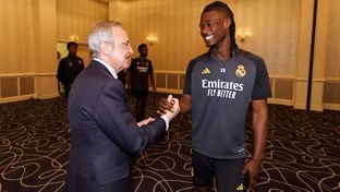 El presidente saludó al equipo antes del partido contra el Bayern de Múnich