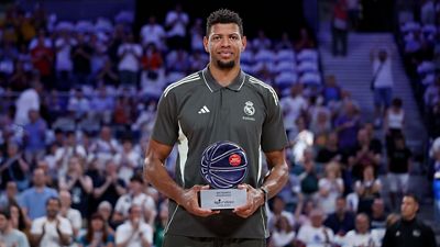 Tavares recibió el trofeo al mejor defensor de la Liga 2025/26